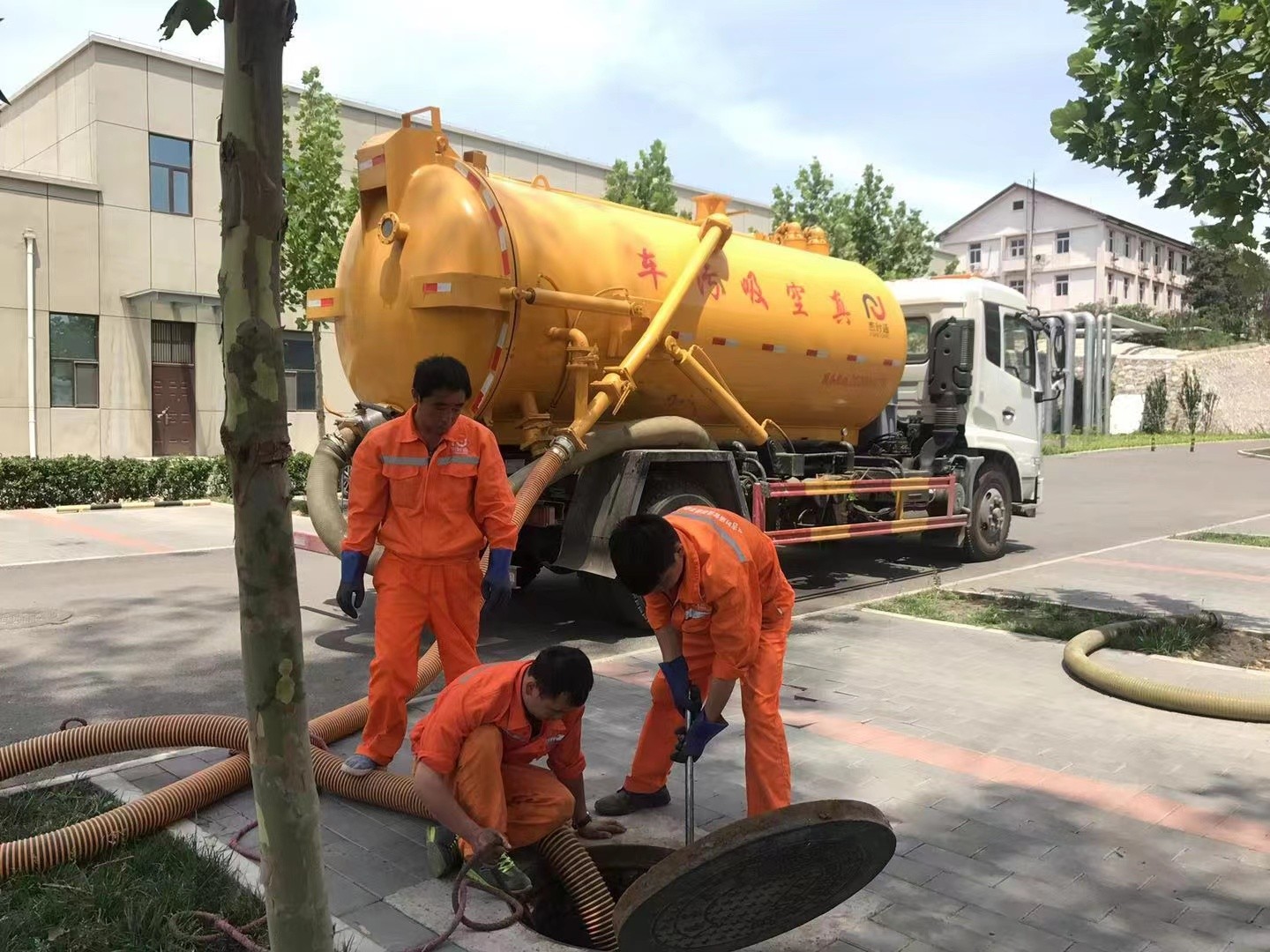 盐城管道疏通车停在窨井附近