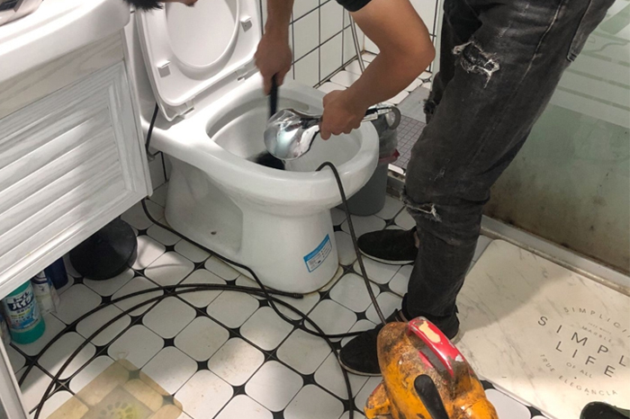 盐城马桶堵塞自己疏通还是找师傅?专业上门服务让你省时更省心